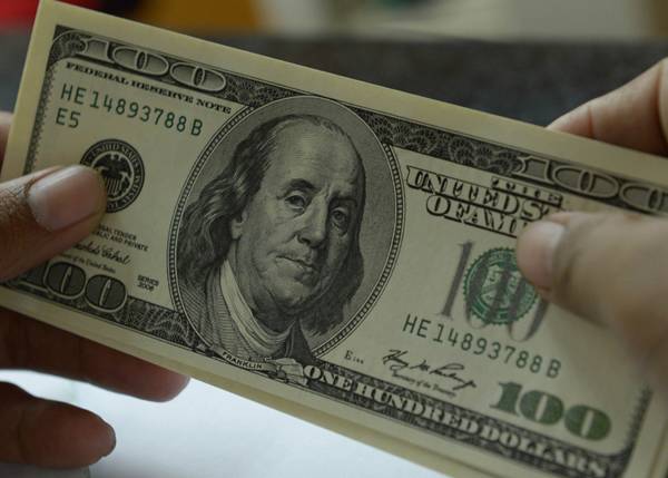 Dollar dips as investors await Yellen's Jackson Hole speech