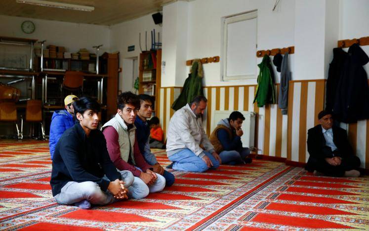 In Germany, Syrians find mosques too conservative