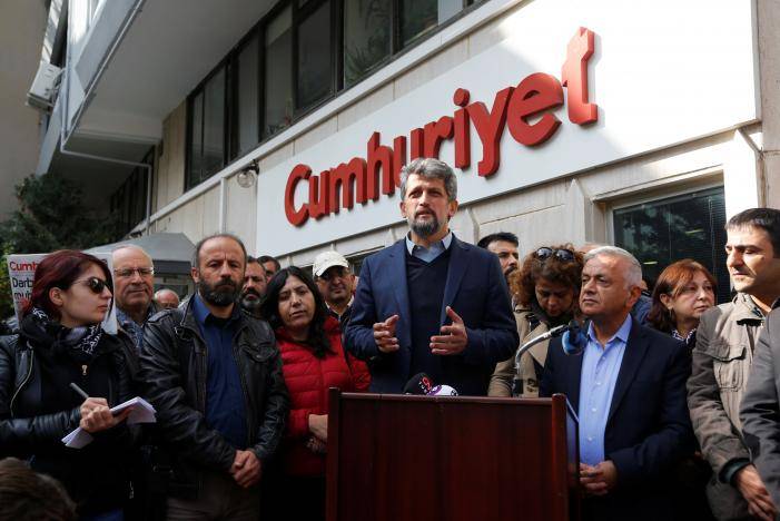 Turkey detains editor, top staff at opposition newspaper