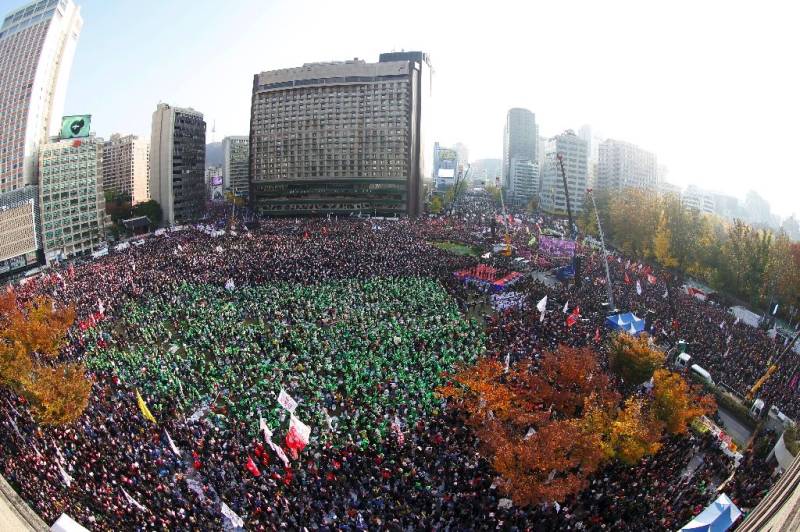 Massive protest heaps pressure on South Korea president