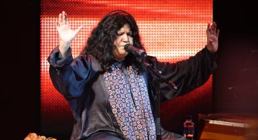 Suspicious person held from vehicle of Abida Parveen