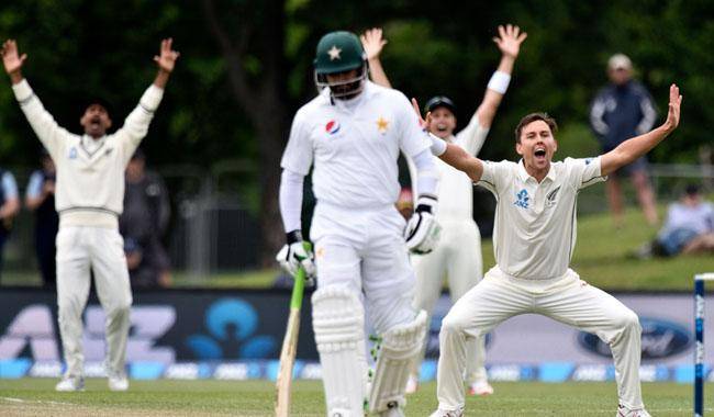 New Zealand in command as Pak batting collapses again