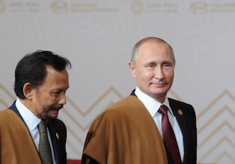 Russian President Vladimir Putin and Brunei\'s Sultan Hassanal Bolkiah arrive for a family photo during the APEC (Asia-Pacific Economic Cooperation) Summit in Lima, Peru, November 20, 2016. Sputnik/Kremlin/Mikhail Klimentyev via REUTERS