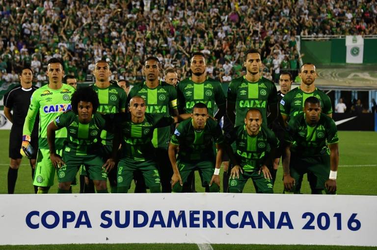 Football mourns Brazilian players killed in air crash