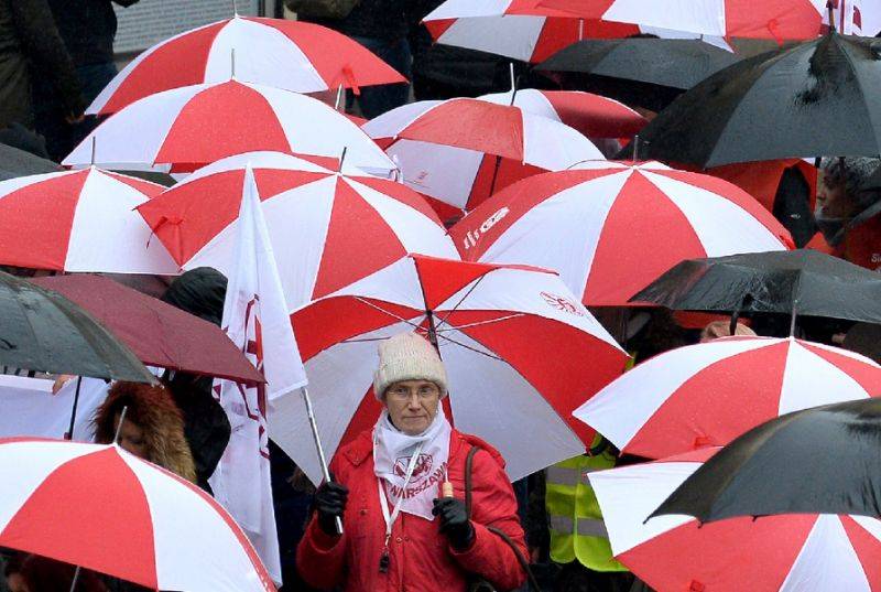 Polish lawmakers pass law restricting rallies