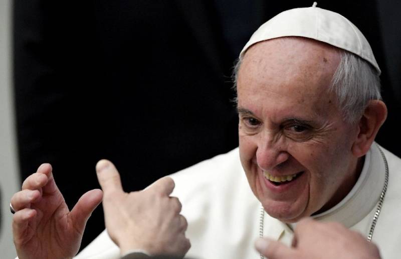 Pope Francis tells officials to put women, lay experts into top jobs
