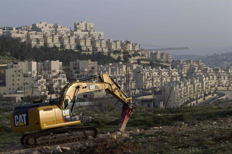 Defying pressure, U.S. lets U.N. denounce Israeli settlements