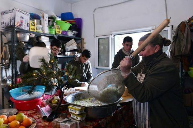 Syrian chef serves up slice of home in Greek camp