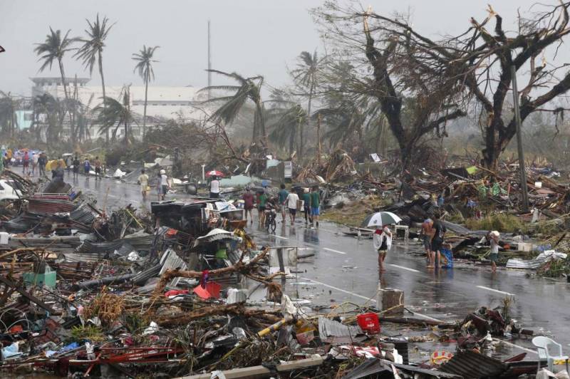 Thousands flee Christmas Day typhoon in Philippines