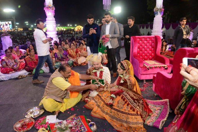 Indian tycoon throws mass wedding for fatherless brides