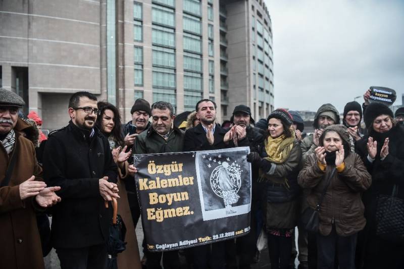 Turkish novelist to be freed, but top journalist held over tweets