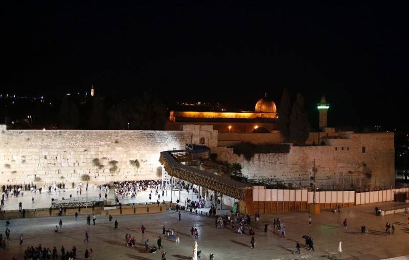 Israel court backs women over Western Wall prayer curbs