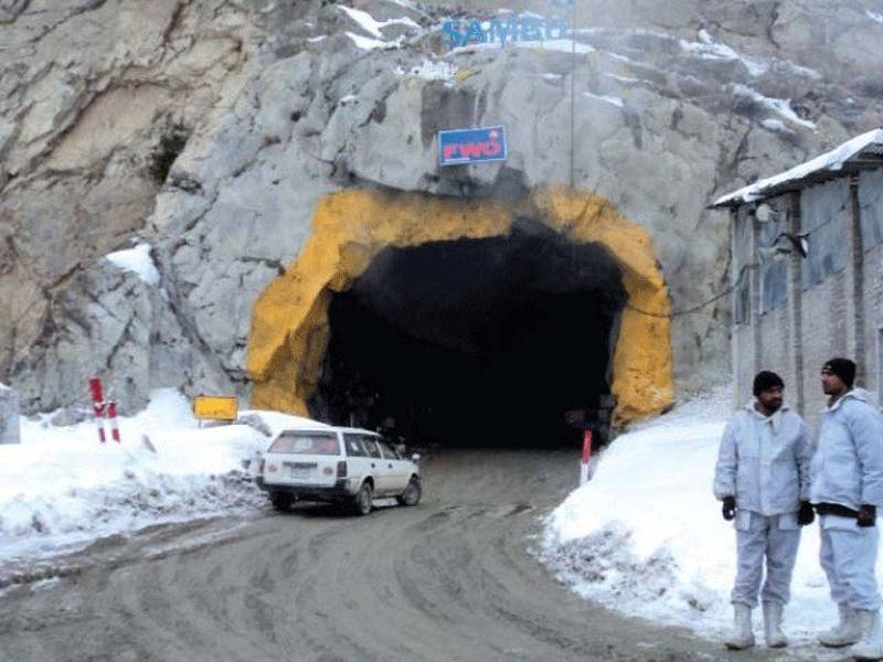 Pak Army clears snow off of Lowari tunnel's top for traffic