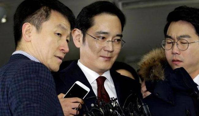 South Korea prosecutors accuse Samsung chief of bribery, seek arrest