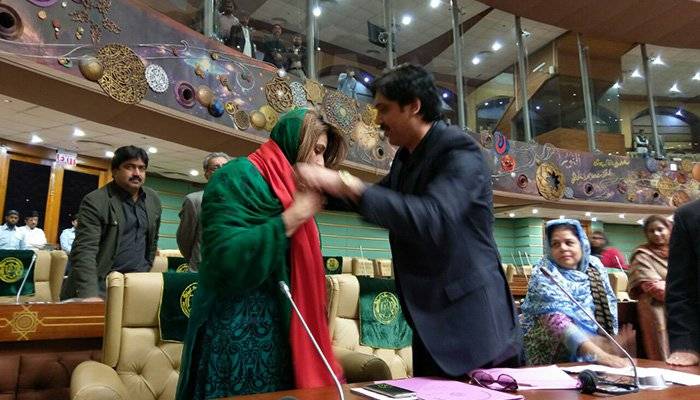 PML-F MPA Nusrat Sahar Abbasi forgives Imdad Pitafi after he drapes shawl over her head
