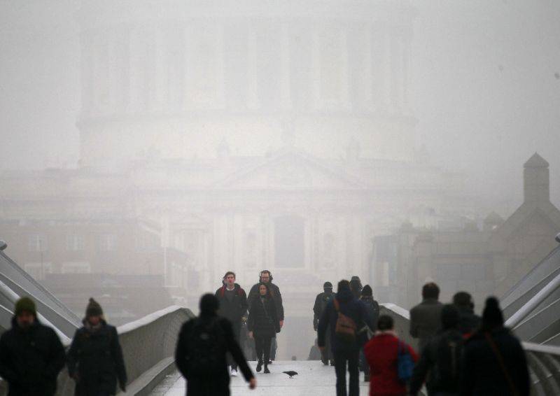 Fog in London causes flight cancellations