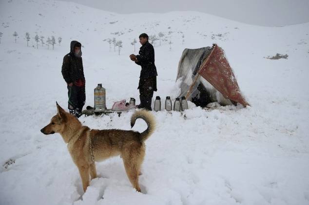 Rescuers battle to reach Afghanistan avalanche victims