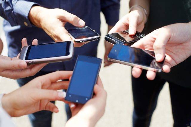 Pakistanis entering digital revolution with smartphones