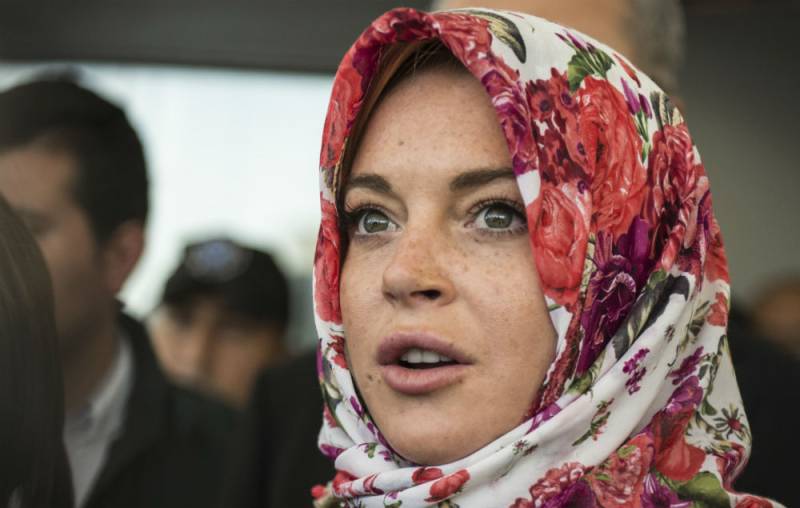 Lindsay Lohan says she was profiled while wearing headscarf