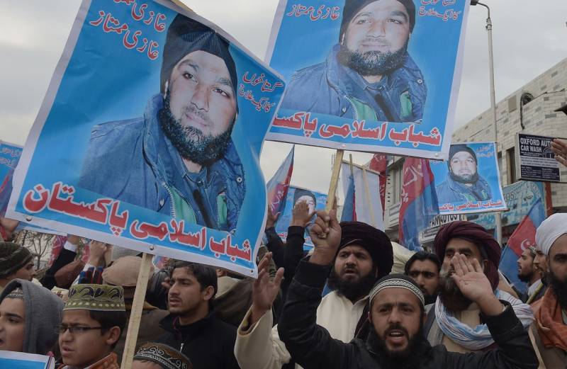 Thousands defy rally ban to support Mumtaz Qadri