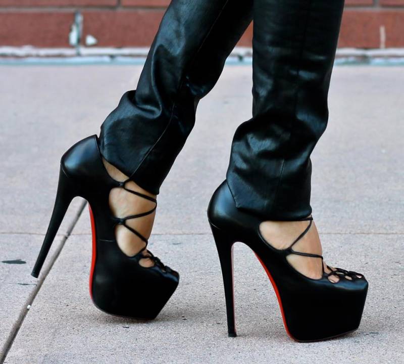 UK lawmakers hold debate: Are high heel dress codes sexist? 