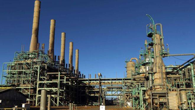 Libyan faction takes fight to eastern commander, exposes oil port defenses 