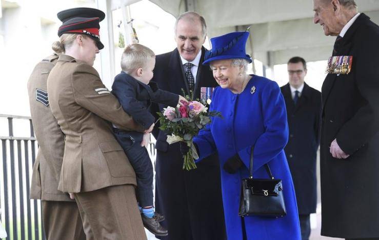 Queen Elizabeth unveils memorial dedicated to Britons involved in Afghan, Iraq wars