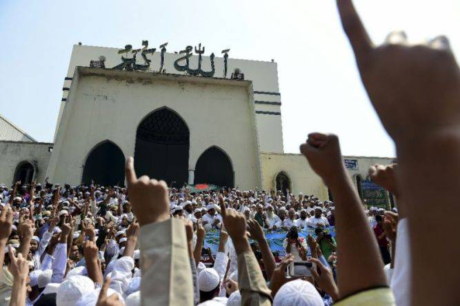 India jails 2 Hindu hard-liners for blast at Muslim shrine