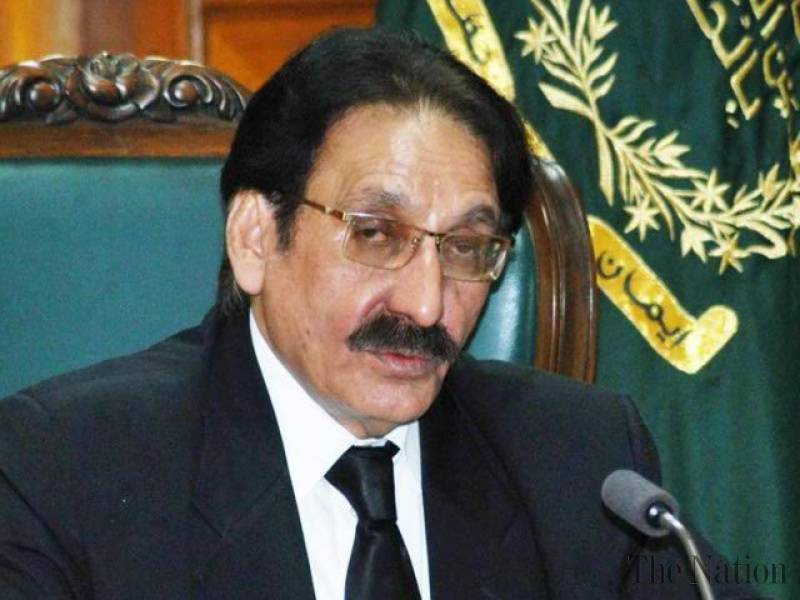 Video: Former CJP Chaudhry Iftikhar, son told off for trying to break airport queue