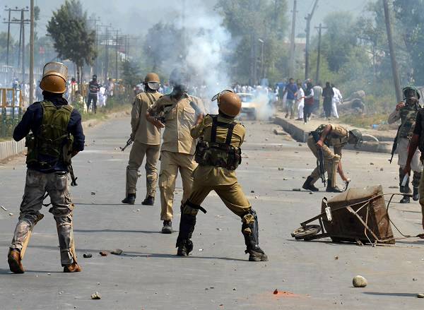 Indian forces start shelling on protestors following Kashmiri youths’ funeral