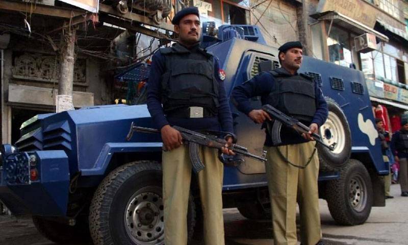 Policemen, shopkeepers scuffle amidst clampdown on drug dealers in Karachi’s Pak Colony