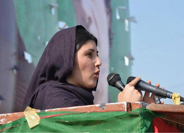 Ayesha Gulalai-led PTI protesters storm in PESCO office 