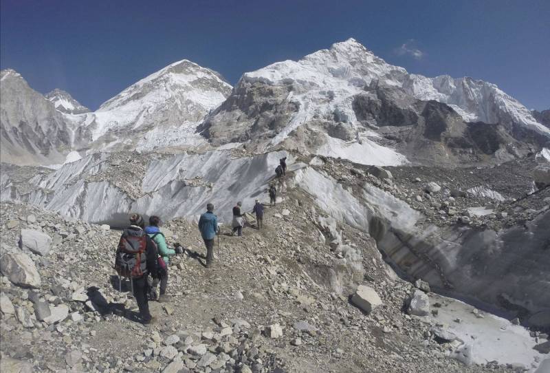 American climber dies on Everest, Indian missing