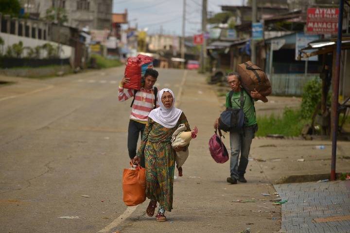 Residents shield Christians in bold exodus from Philippines city