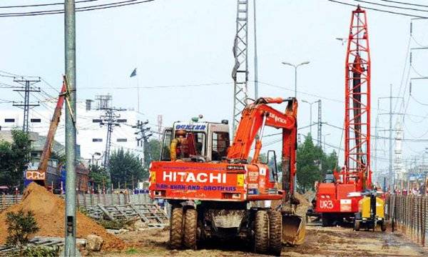 Four labouers injured in Lahore crane collapse