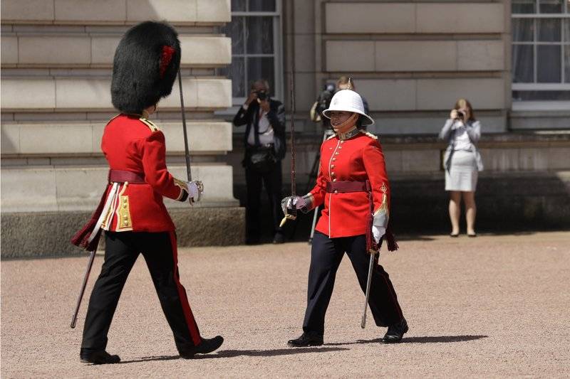 First woman leads UK Changing of the Guard ceremony