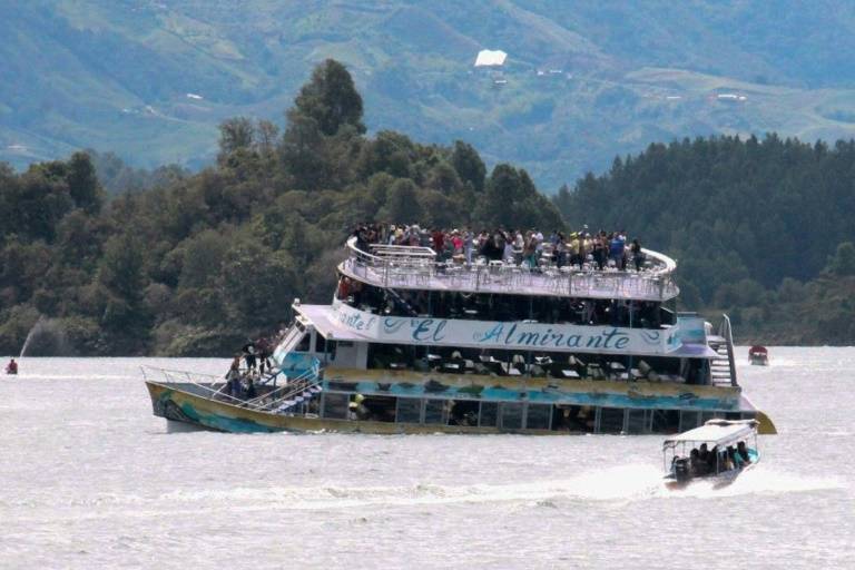 Six dead, 31 missing after Colombia tourist boat sinks