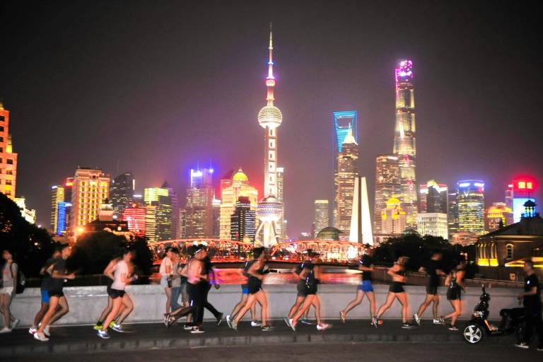 China runners brave gawps, pollution and deadly driving