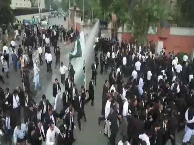 Police use tear gas, water canon as lawyers turn enraged at LHC