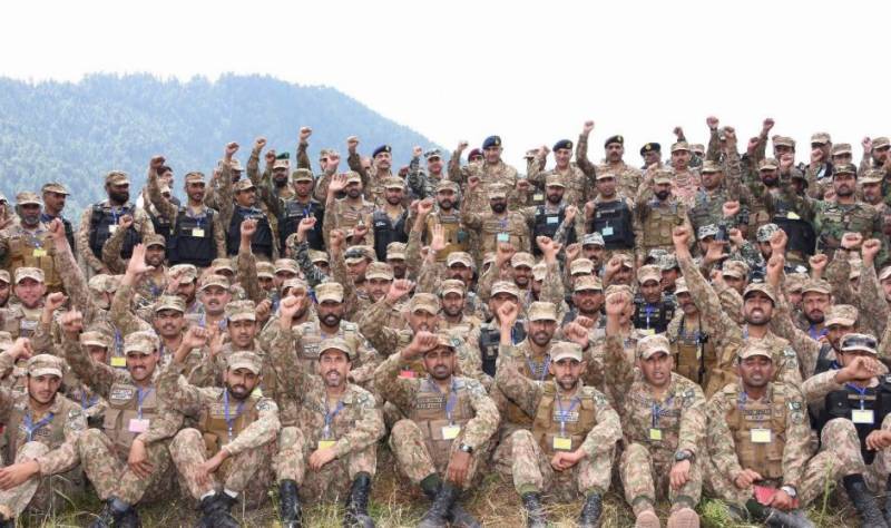 COAS Bajwa spends Eid with soldiers in Rajgal valley