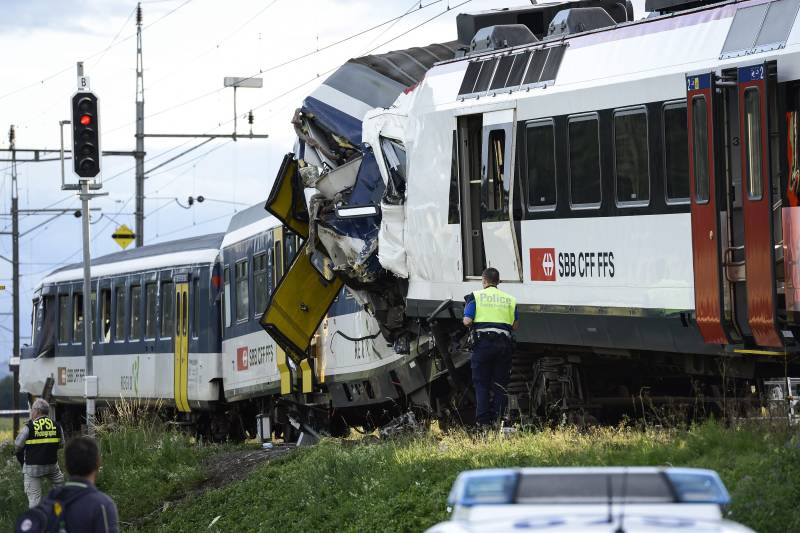 Around 30 people injured in Swiss train collision: police