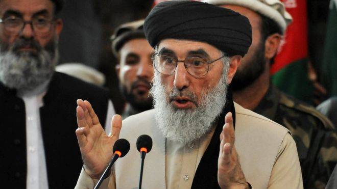 Man throws shoe at Gulbuddin Hekmatyar in a mosque in Afghanistan