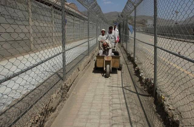 Pakistan, Afghanistan in angry tangle over chicken-wire border fence to keep out militants