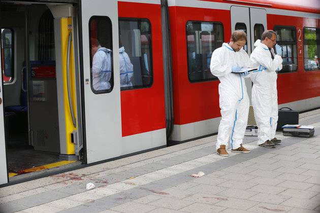 4 people injured in Munich knife attack