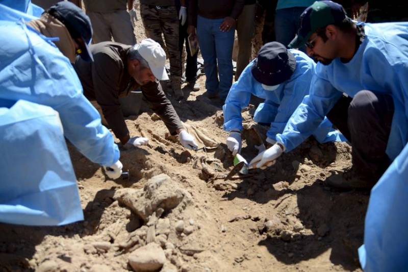 Mass graves holding '400 Islamic State victims' found in Iraq