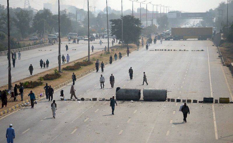 Police arrest Tehreek activists blocking entrance to Islamabad