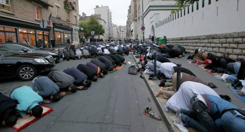 French MPs seek ban on Muslim street prayer 