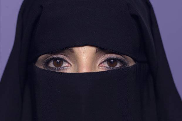 Canadian judge suspends Quebec niqab ban
