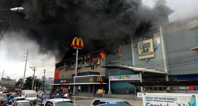 Fire in Philippine shopping mall kills 37