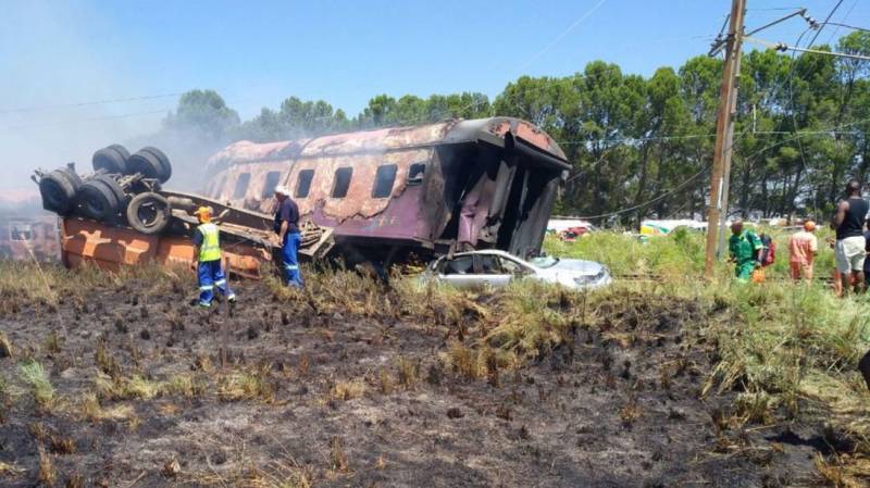 South Africa train crash leaves 18 people dead and hundreds injured 